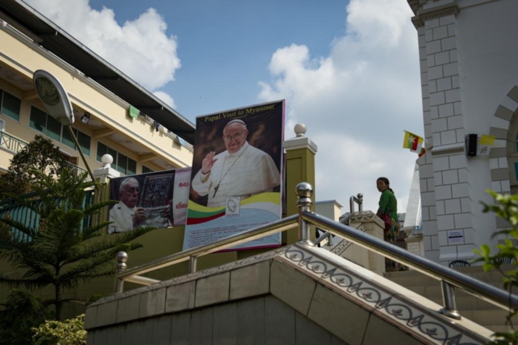 El Papa comienza su viaje a la ex Birmania, en un clima de fuertes tensiones religiosas