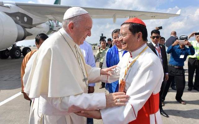 Francisco llegó a Myanmar y se reunirá con el jefe del ejército birmano
