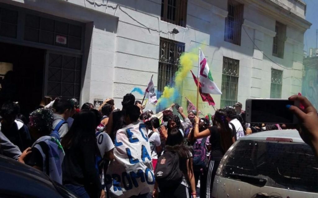 Festejos de futuros egresados de la Escuela Media 31