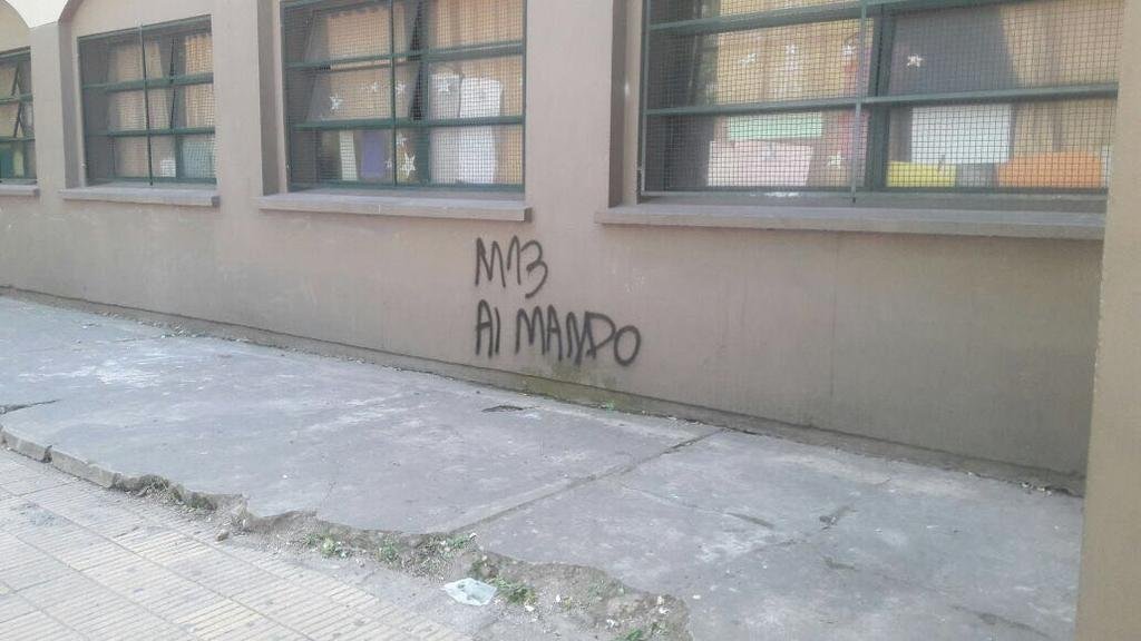 Ahora aparecieron pintadas agresivas en el San Cayetano en otra pelea entre colegios