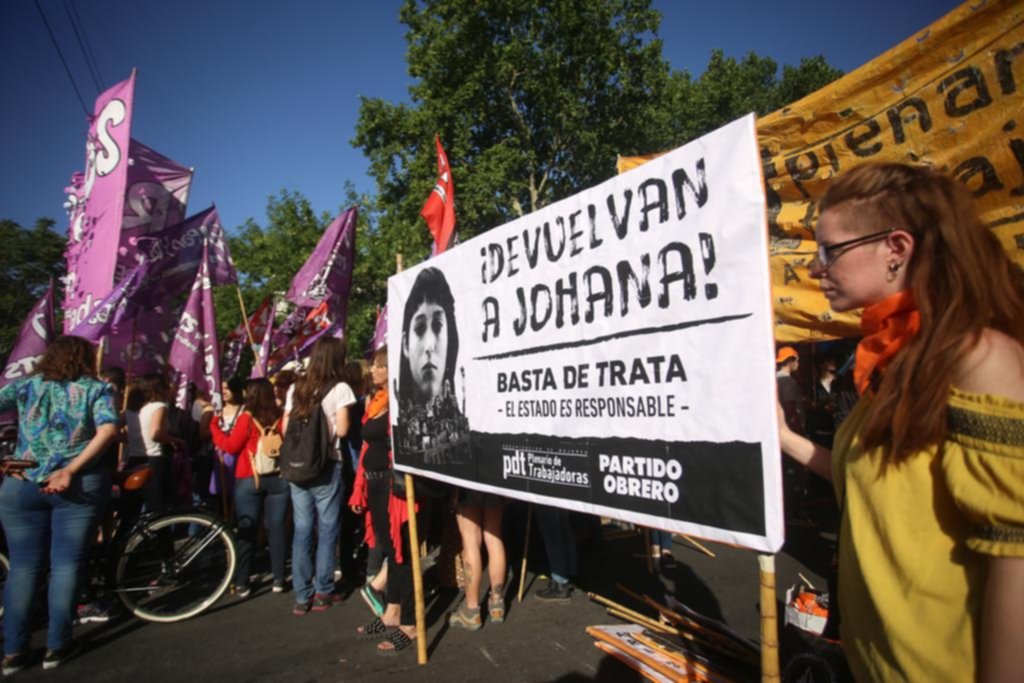 Volvieron a marchar en reclamo por la aparición de Johana Ramallo en La Plata