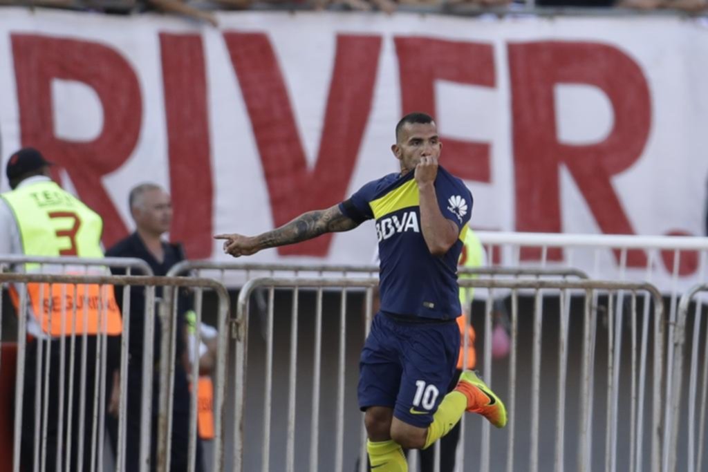 Tevez habría adelantado su vuelta al país por un desgarro y se acerca a Boca