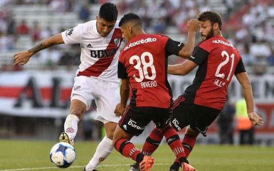 A qué jugadores de River está observando el Barcelona