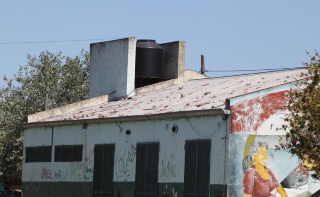 Mateadas, grafitis y charlas, el combo contra el vandalismo que azota a la Escuela 501 de Berisso