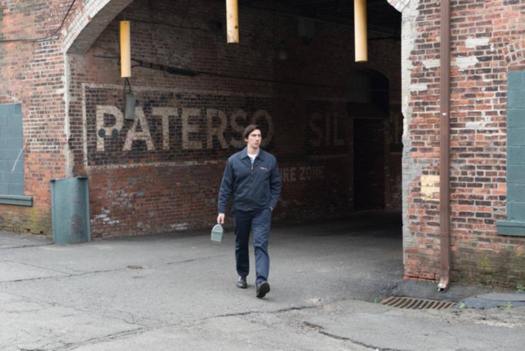 “Paterson”: la poesía de lo cotidiano viaja en micro y conduce el cineasta Jim Jarmusch