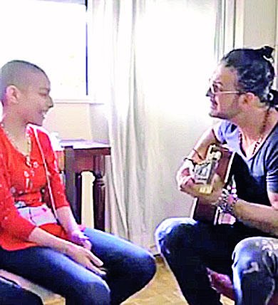 Arjona solidario: visitó a una joven que no lo pudo ir a ver por su enfermedad