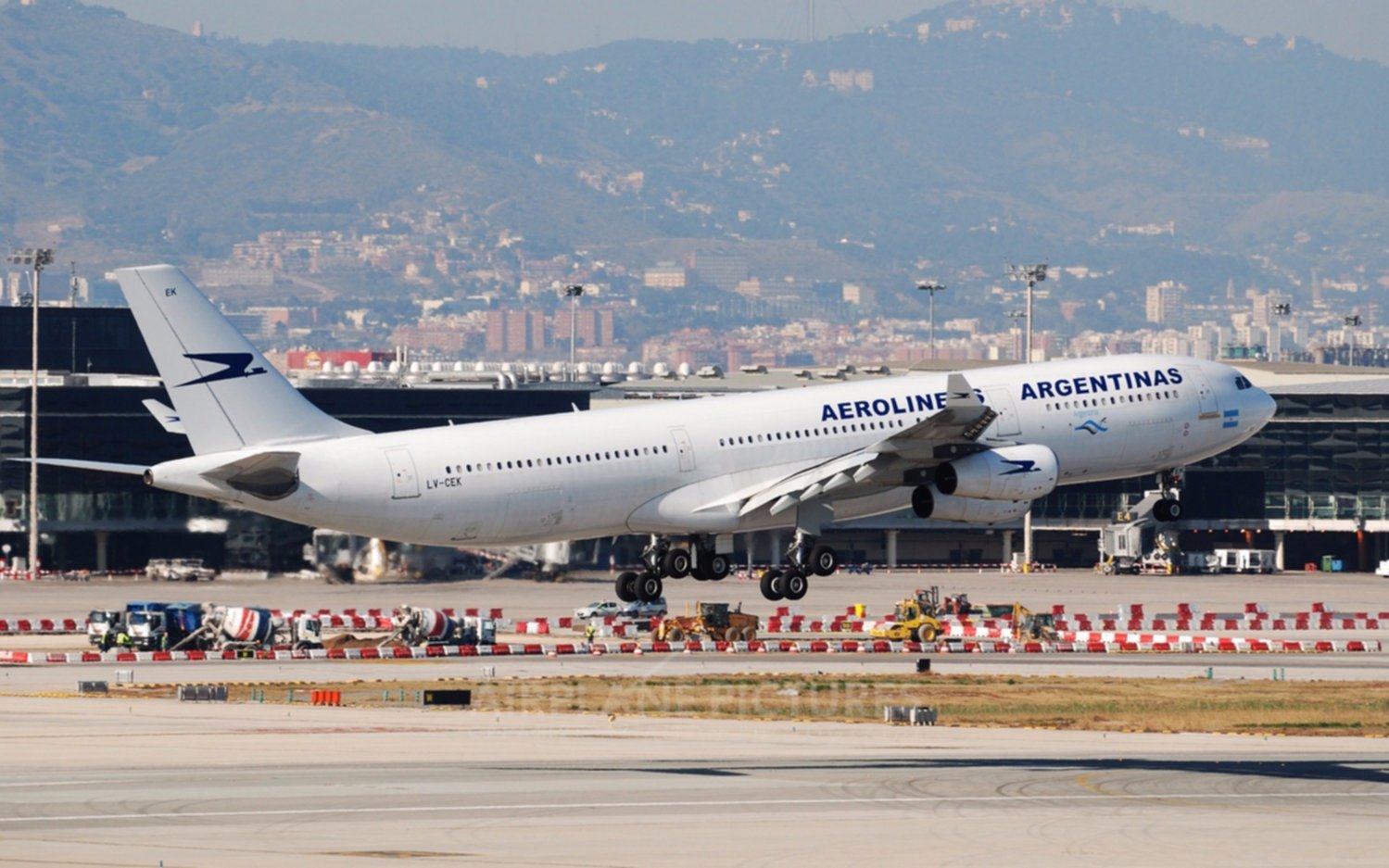 Aerolíneas Argentinas dejará de volar a Barcelona tras los conflictos gremiales