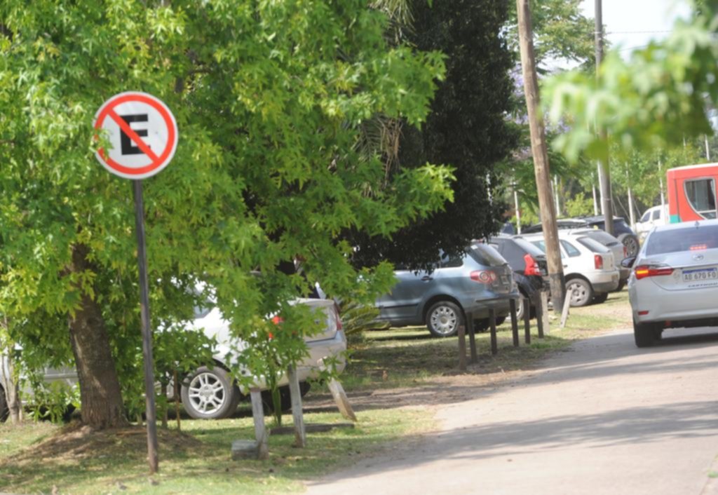 Festival de infracciones al estacionar en 32 y 120, eje del acceso a la Autopista