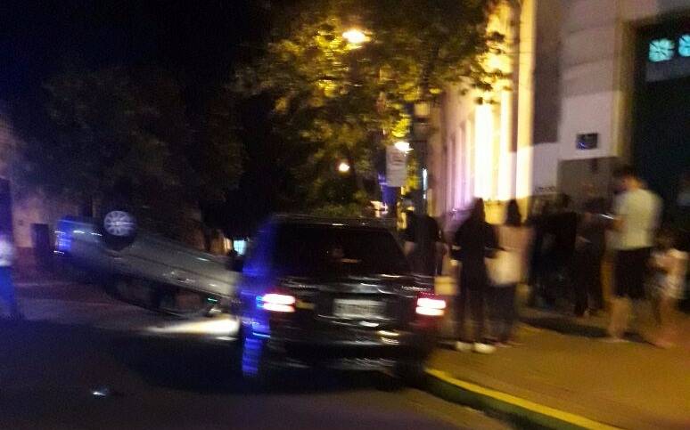 Un auto volcó tras chocar con otro vehículo en la zona de plaza Moreno