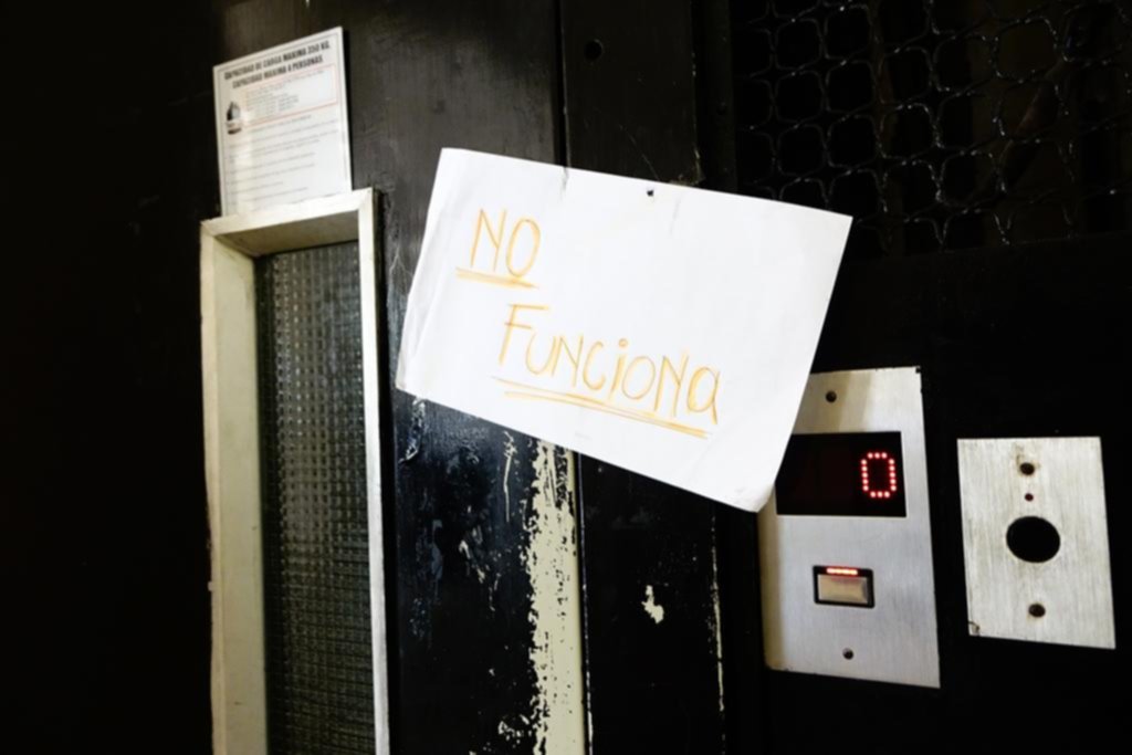 En el Pasaje Dardo Rocha hay cinco ascensores pero no se puede usar ninguno