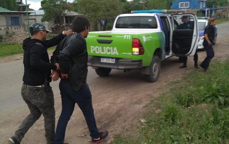 La Policía lo vio haciendo un “pasamanos” con droga: preso