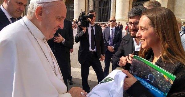 El Papa firmó una remera del acto de Moyano en Luján