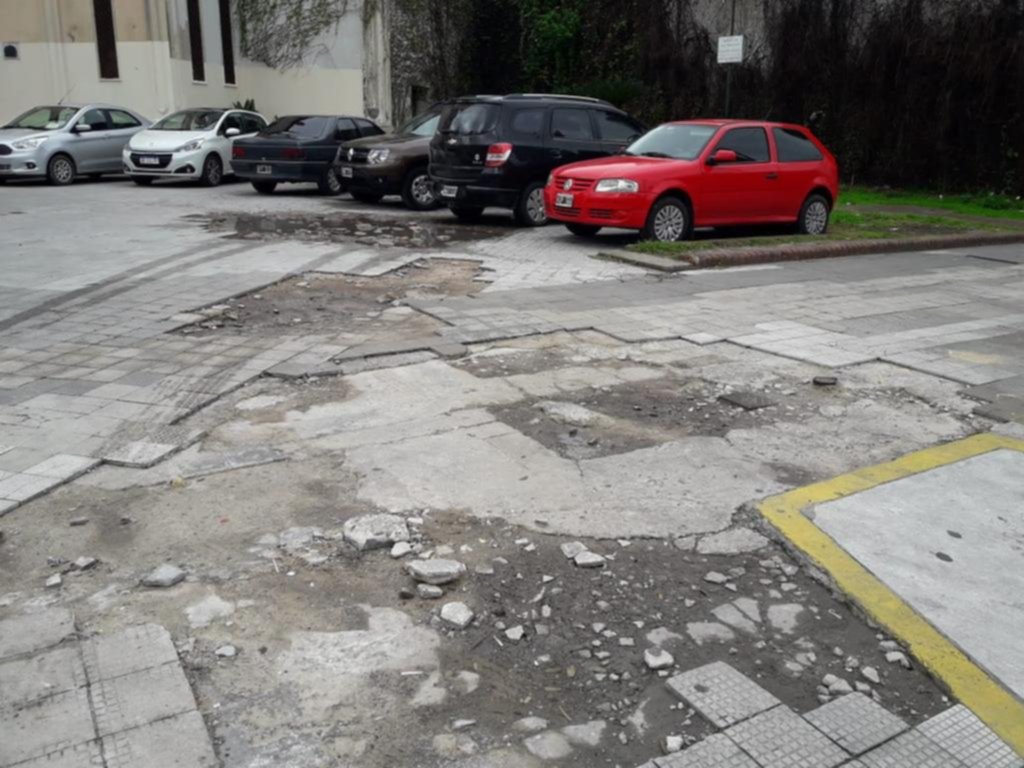 Autos mal estacionados y veredas rotas en San Ponciano