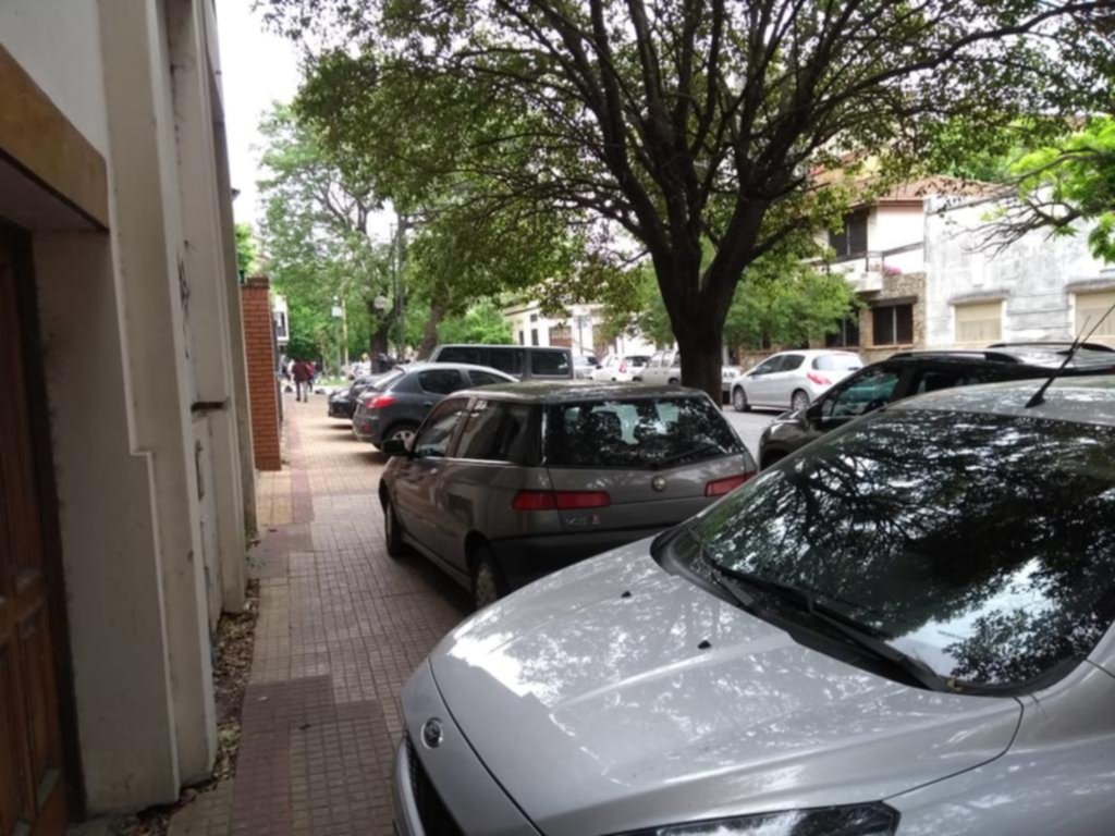 Una vereda que parece una playa de estacionamiento