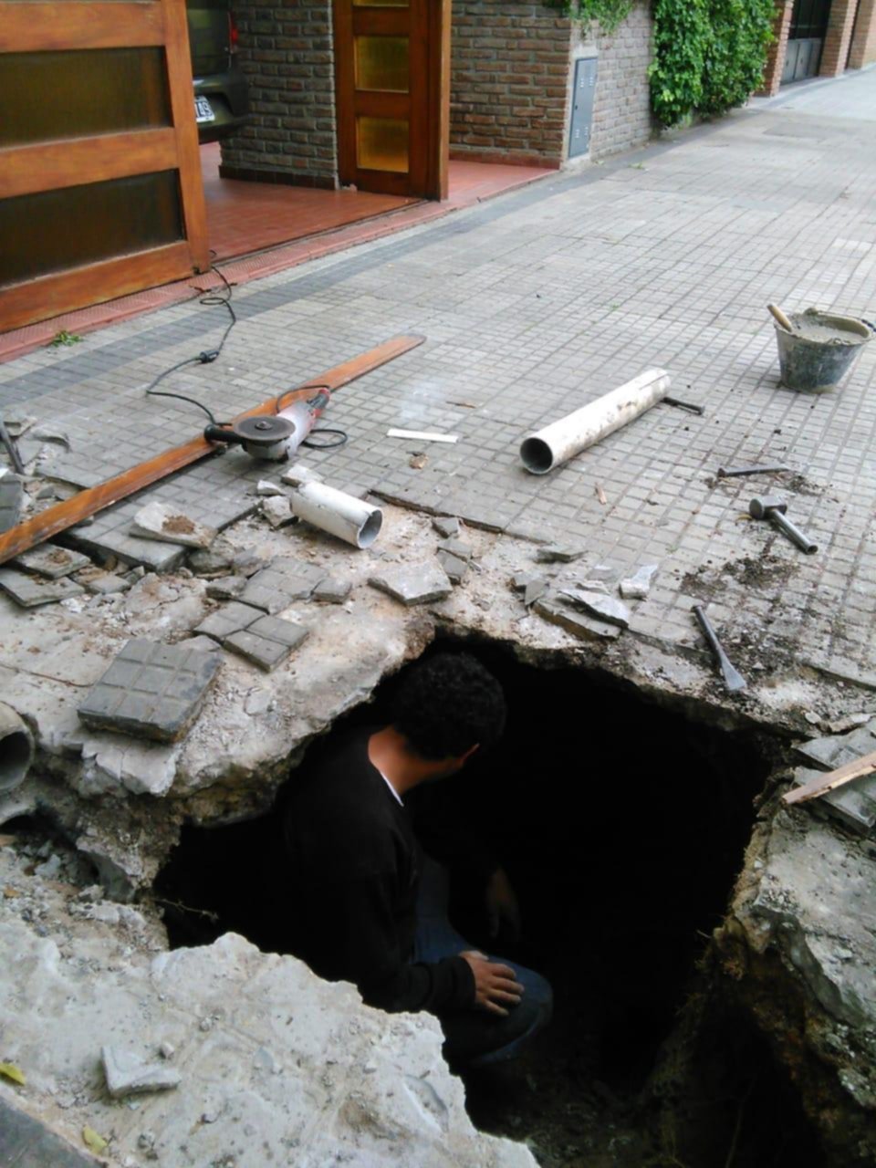 Por descuido y obras mal ejecutadas, las veredas están llenas de trampas urbanas