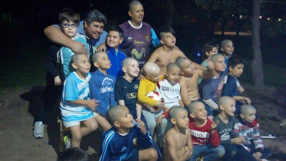 Tienen siete años y se raparon para apoyar a un compañero con cáncer