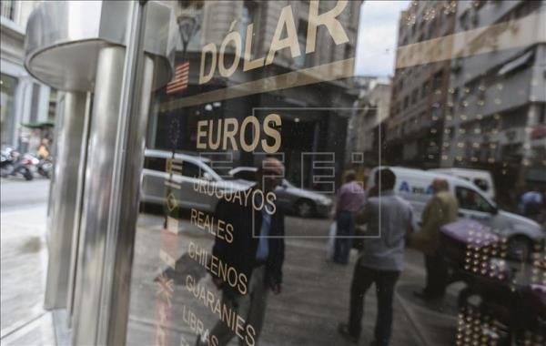 El dólar retrocedió otros 20 centavos y cerró a $36,60; nueva caída de las tasas