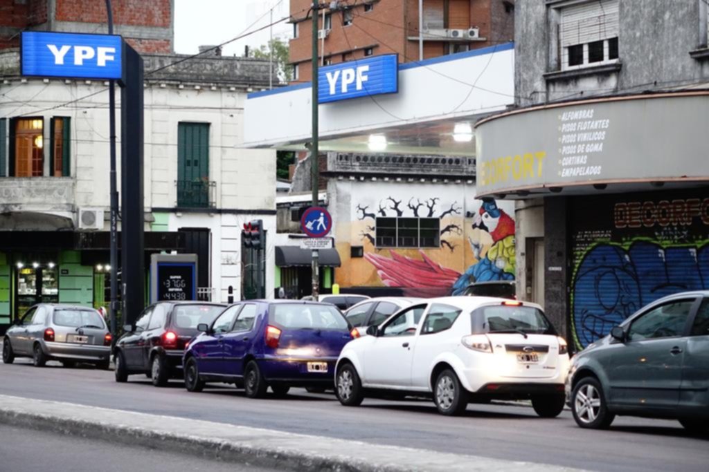 A pesar de la baja del dólar y del crudo, suben hasta 7% los combustibles