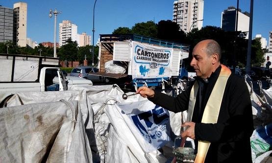 “No creo que alguien se haga cura para defender la macroeconomía liberal”