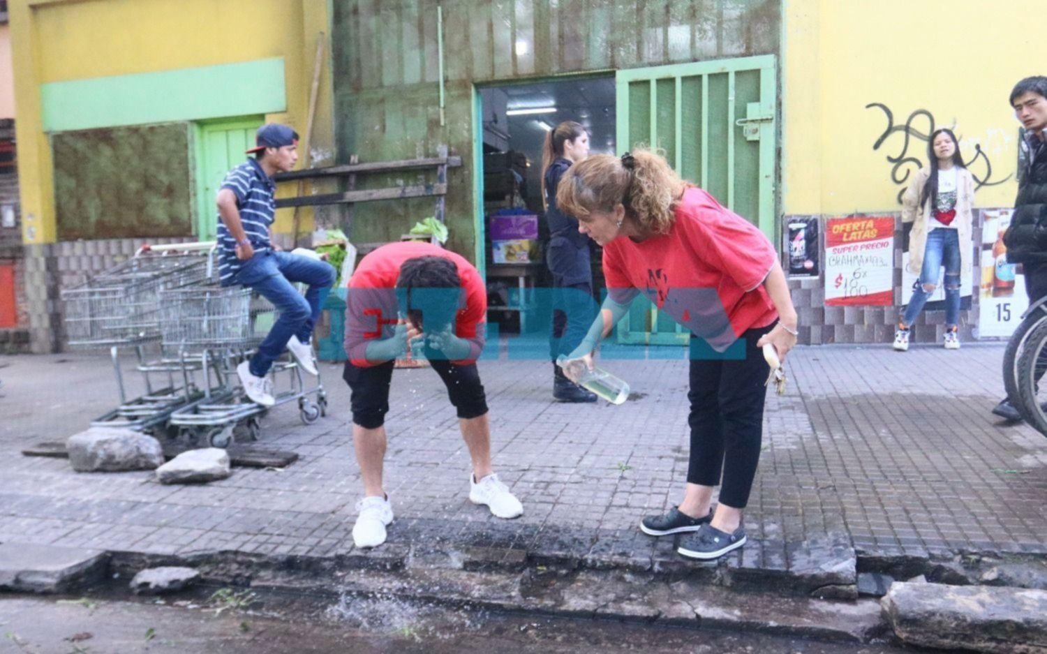 Hallan una granada de gas lacrimógeno cerca un supermercado de 65 y 28
