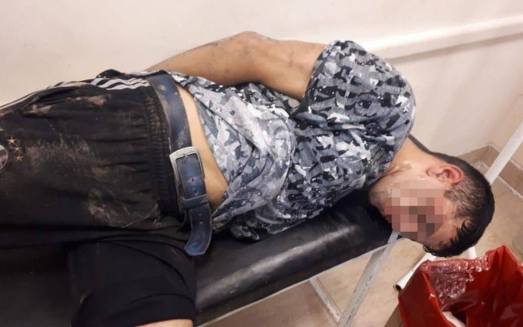 Robo, huyó, chocó, disparó y lo agarraron debajo de la cama