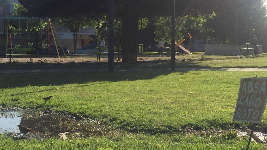 “Absa, caño roto”, el singular cartel en Plaza Sarmiento