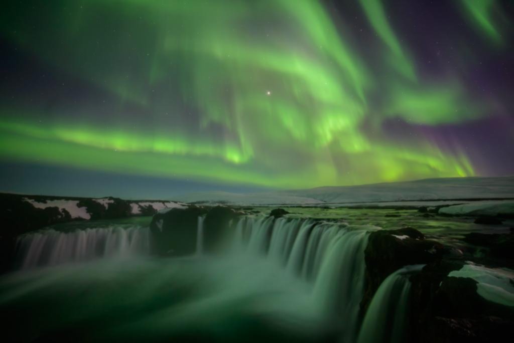Islandia, en pleno invierno, con aguas termales y auroras boreales
