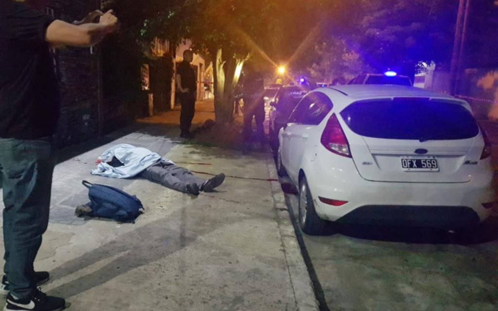 Motochorros mataron de tres tiros en la cabeza a un vigilador que defendió a una vecina