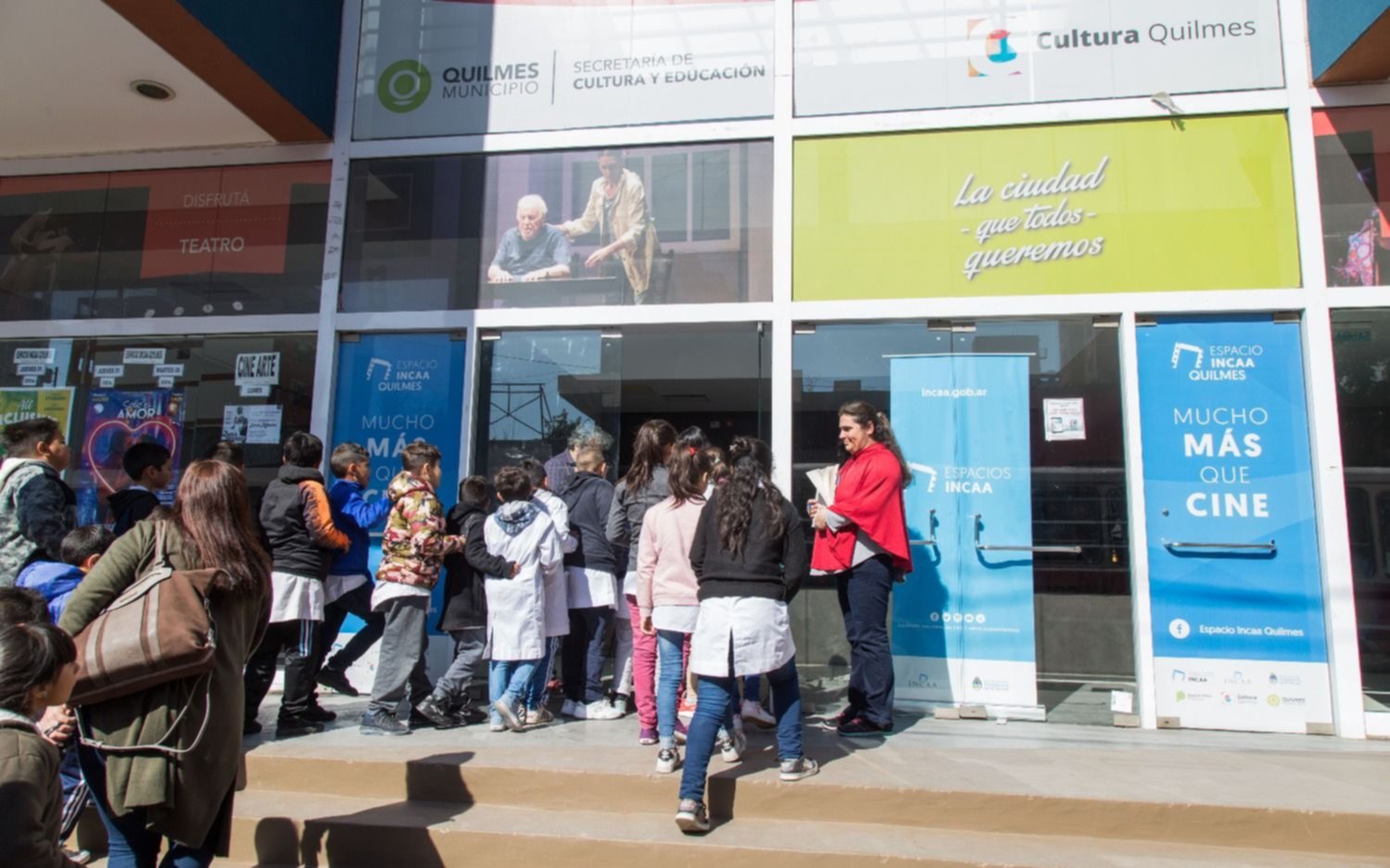Alumnos fueron al Teatro Municipal a ver cine
