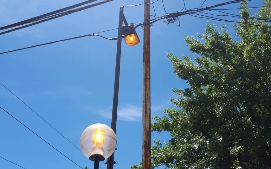 Luminaria encendida a plena luz del día en 55 y 21
