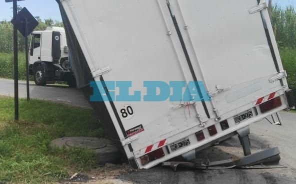 Camión hizo mala maniobra y cayó sobre una alcantarilla