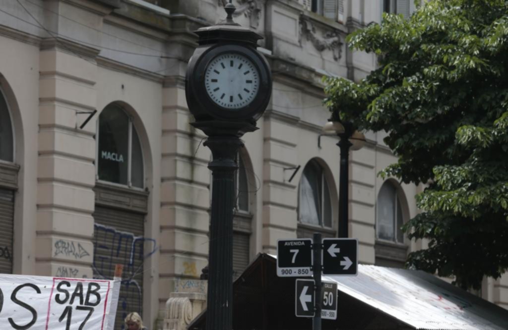 La mayoría de los relojes de la Ciudad no da la hora y muestra señales de  abandono