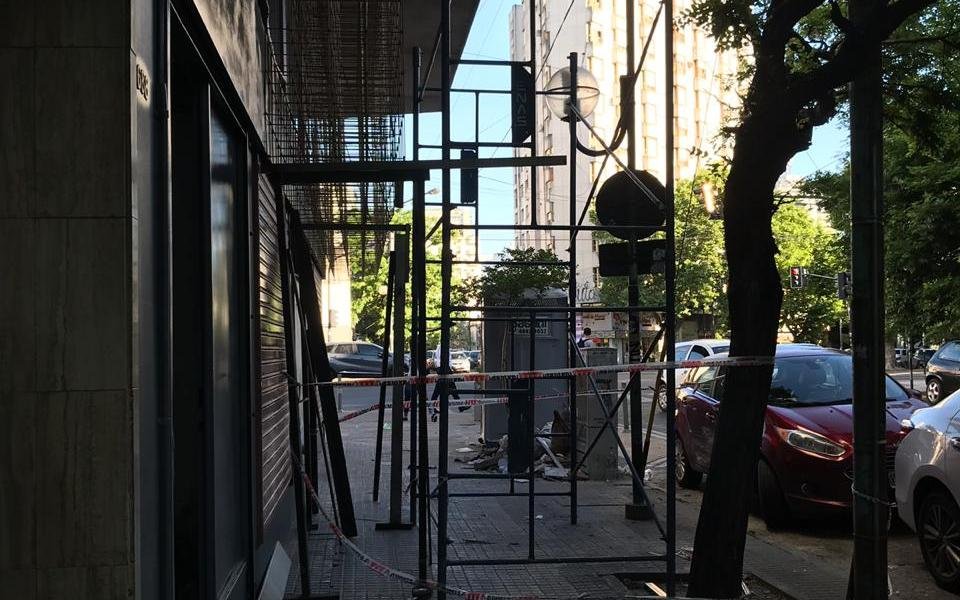 Vereda obstruida en pleno microcentro