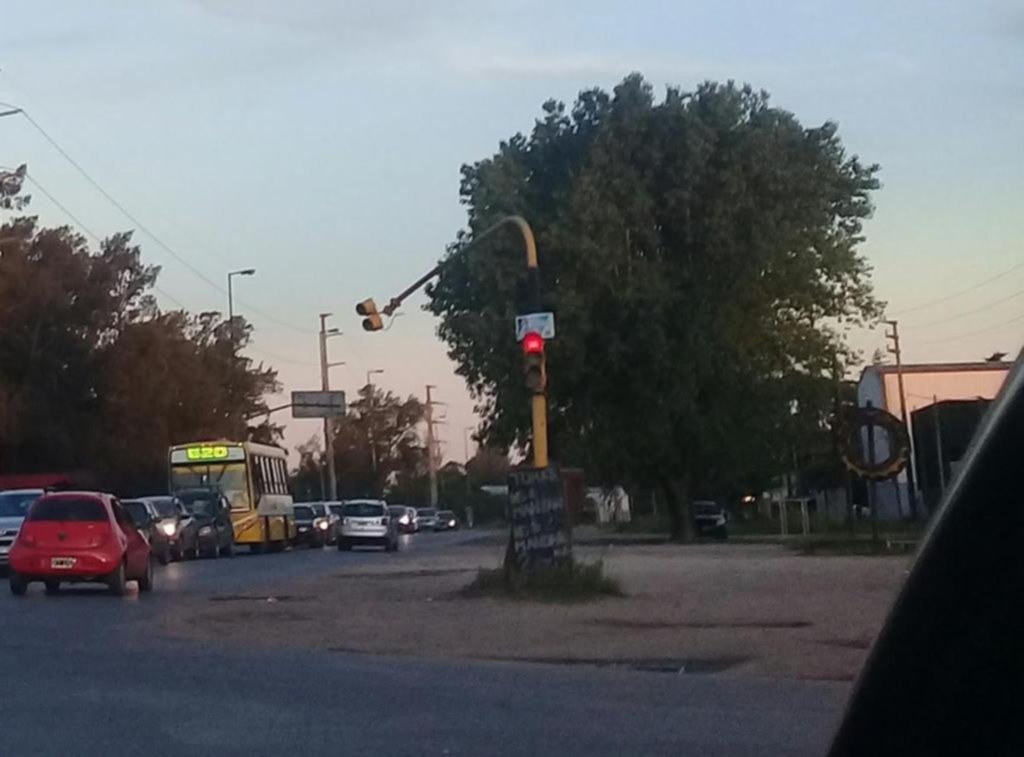 Un semáforo a punto de caer en ruta 11 y 96