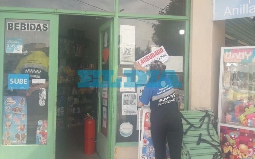 Por venta de alcohol, clausuran comercios y levantan puestos cerca del Único