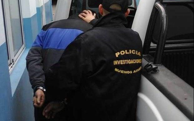 Por un anillo de casamiento, cayó un sujeto acusado de cometer un robo en Berisso