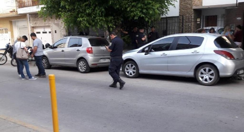 Dejó varias horas a su hija dentro del auto y recién lo notó cuando la encontró muerta