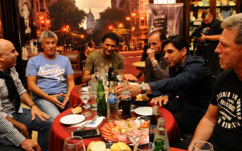 Un mensaje de paz: ex jugadores de Boca y River se juntaron en un Café