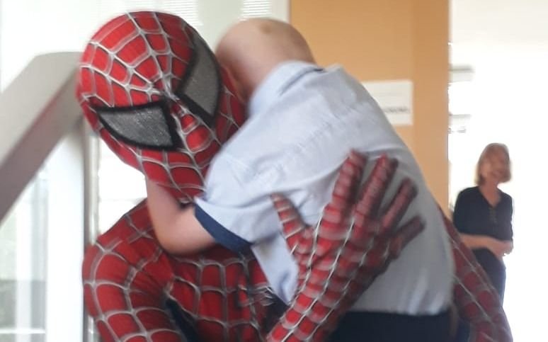 Nene de 4 años cumplió el deseo de conocer al Hombre Araña en el Hospital de Niños