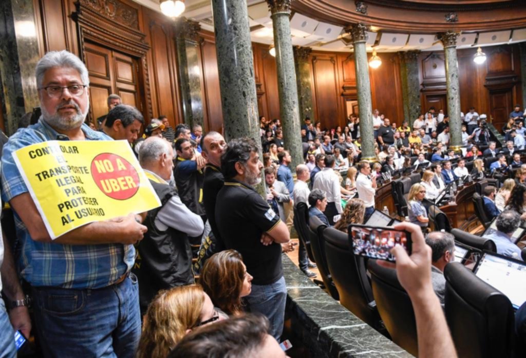 La legislatura porteña aprobó la ley “antiUber”, y los taxistas festejan con bombos y platillos