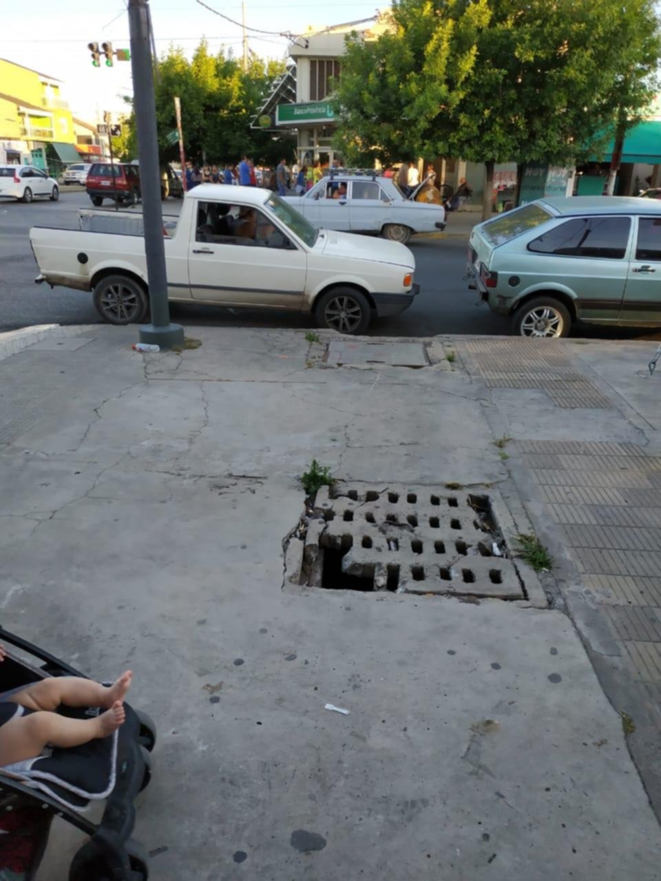 Otra trampa urbana en una vereda, ahora en Los Hornos