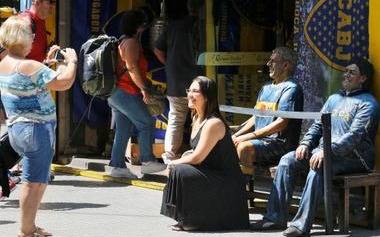 Los turistas no se rinden y siguen buscando una entrada