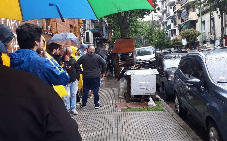 El pueblo xeneize sigue llegando a La Bombonera bajo la lluvia