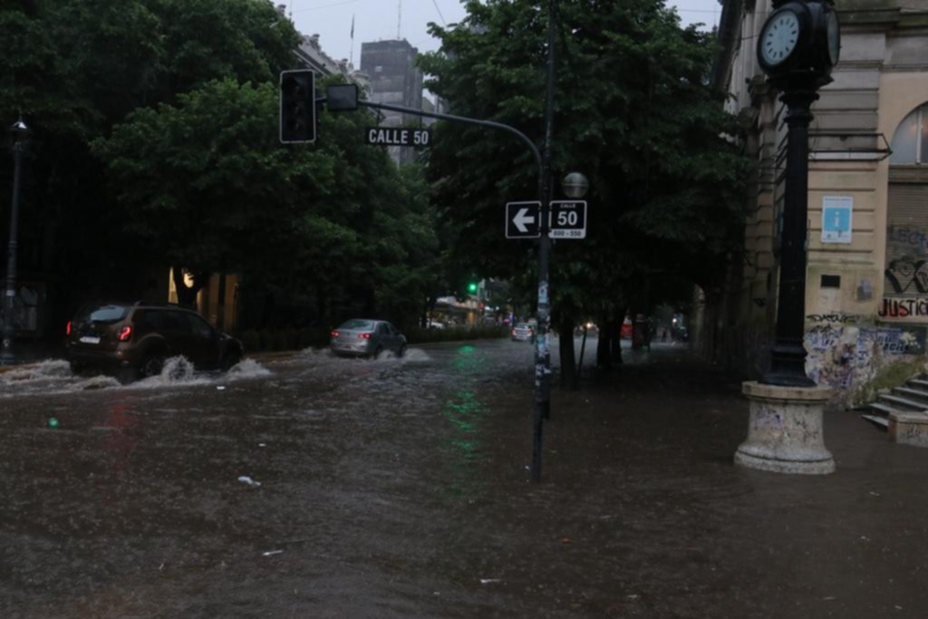 Diluvió en la Ciudad, las calles parecían ríos y el agua metió miedo