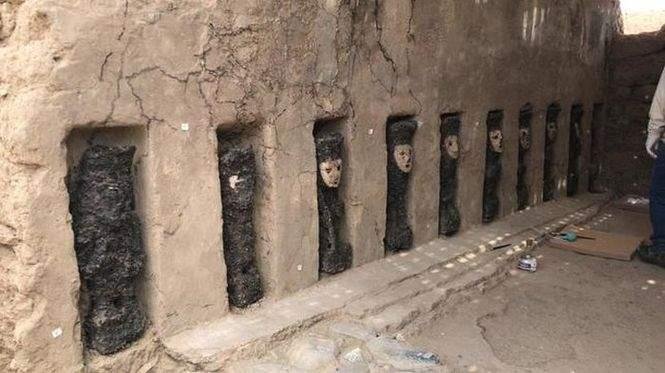 Descubren una extraña sala con estatuas de madera enmascaradas de hace 750 años