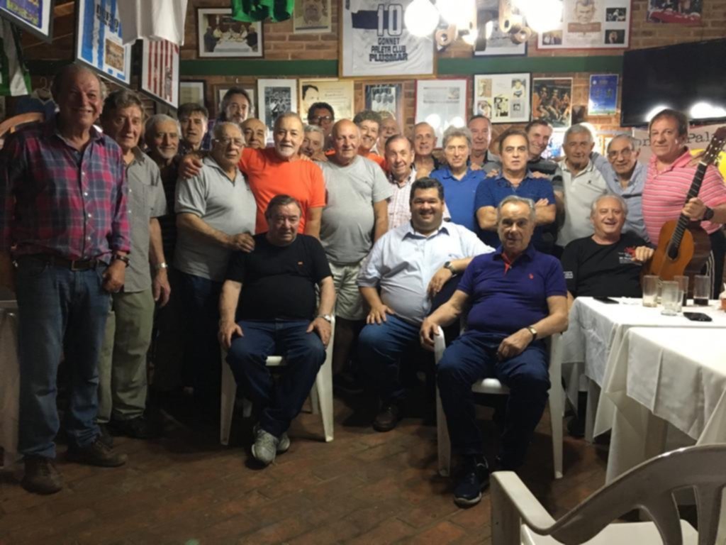 Emotivo homenaje a los campeones del mundo y gesto de confraternidad platense