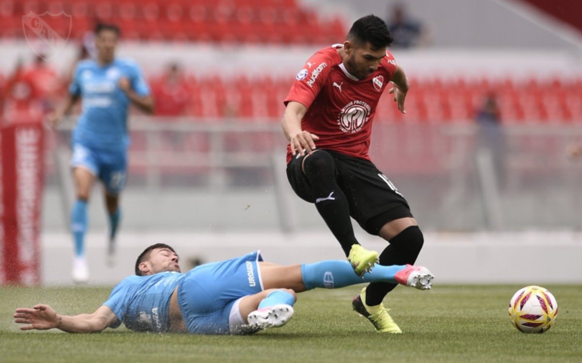 Independiente, que falló dos penales, le ganó a Belgrano y le sirve al Lobo