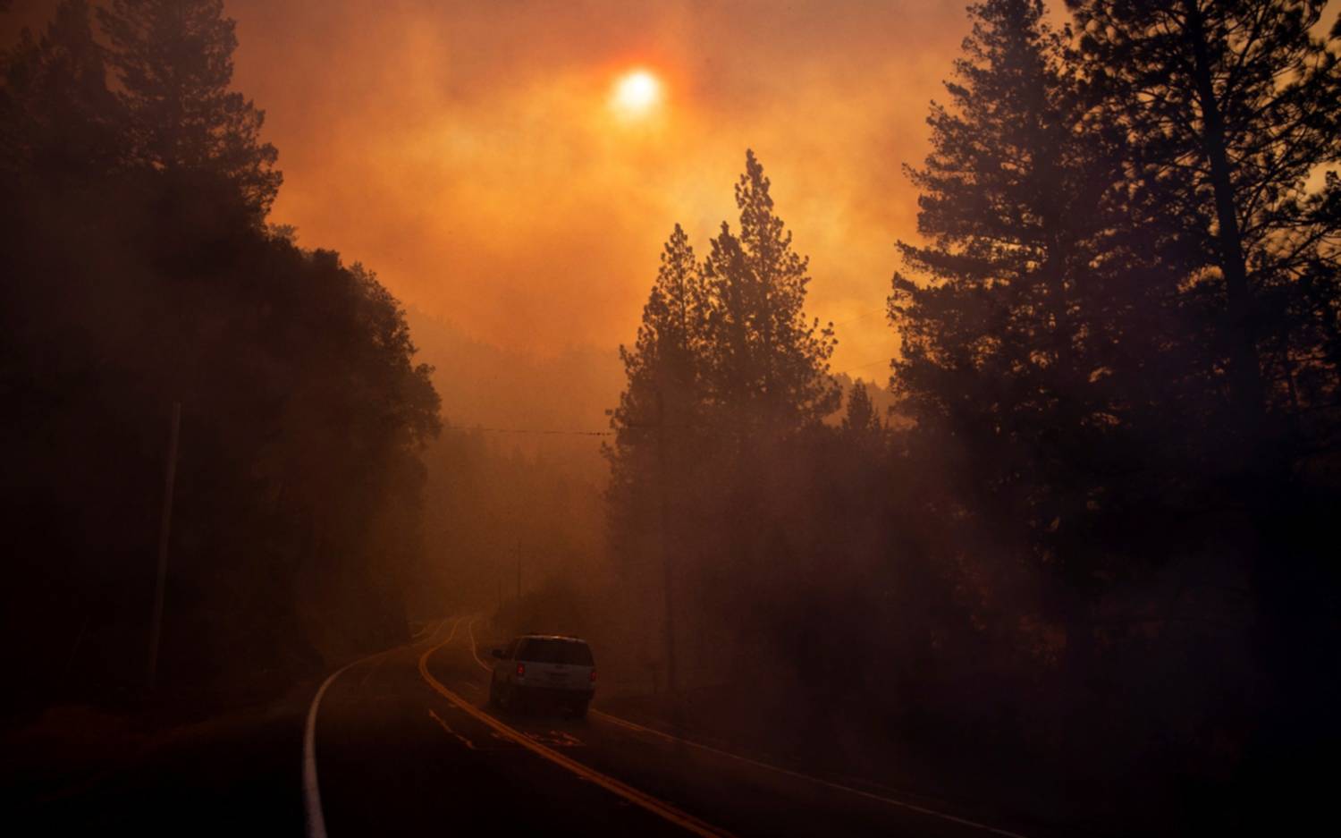 Un devastador incendio en California causa 25 muertos y quema miles de hectáreas