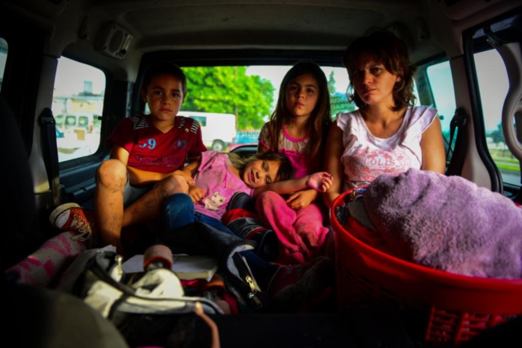 Está embarazada y tiene 5 hijos: viven en una camioneta porque le tomaron la casa