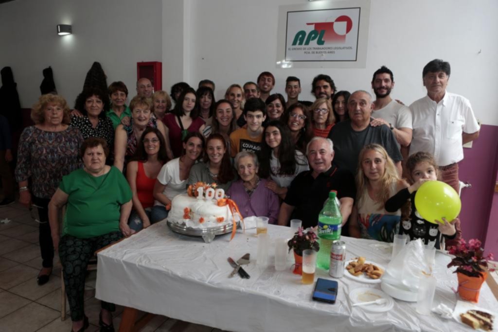 Junto a familiares y amigos, Rosa festejó su ingreso al “club de los centenarios”